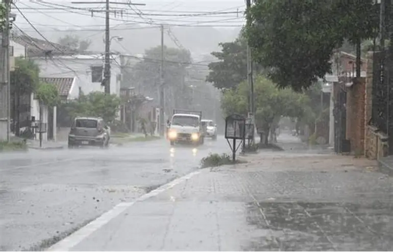 Ambiente cálido y lluvias aisladas marcan el inicio de la semana en el territorio nacional