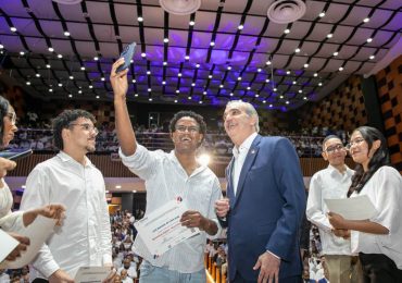 Presidente Abinader encabeza graduación de 5,000 jóvenes del programa Talento Digital