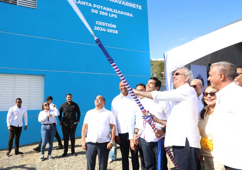 Presidente Luis Abinader y Wellington Arnaud, director del Inapa, inauguran anhelado acueducto de Navarrete
