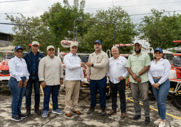 Ministerio de Medio Ambiente dona maquinaria para trasplante mecanizado de arroz al Ministerio de Agricultura