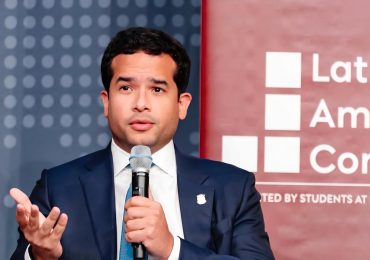 Omar Fernández participa en conferencia en Boston sobre economía y emprendimiento