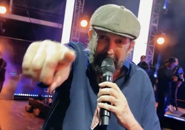 Juan Luis Guerra agradece al público de Santiago tras multitudinario concierto