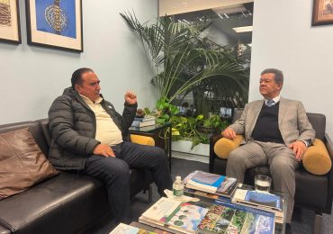 Víctor Pavón dialoga con Leonel Fernández sobre aspectos referentes a la municipalidad en su visita a NY