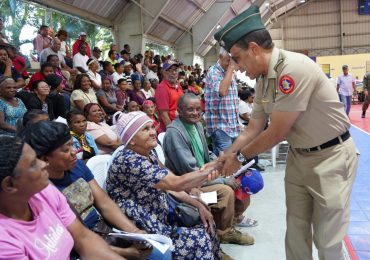 Jornada social devuelve tranquilidad y respaldo a pensionados militares en Villa Altagracia