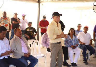 Abel Martínez comparte con arroceros, dirigentes del PLD y comunitarios en Dajabón