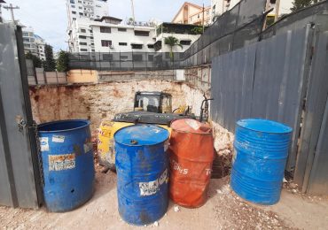 Hoyo sin protección de una construcción pone en peligro la vida de conductores en avenida Gustavo Mejía Ricart