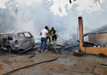 Incendio consume dos casas en Juan Adrián y deja a varias familias en condición vulnerable