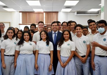 Roberto Ángel Salcedo inicia nueva etapa de “El Poder de las Buenas Palabras” enfocada en centros educativos