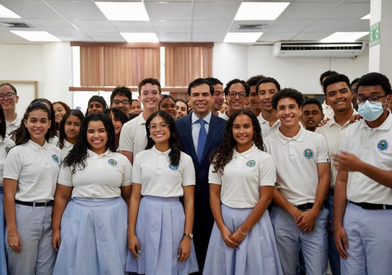 Roberto Ángel Salcedo inicia nueva etapa de “El Poder de las Buenas Palabras” enfocada en centros educativos