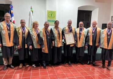 Reconocido poeta y semiólogo español es investido en la Academia de Ciencias y esclarece autoría de (Por amor)