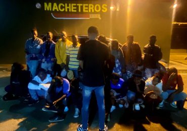 Ejército presenta ante el Ministerio Público a conductor detenido con 20 haitianos indocumentados en Valverde