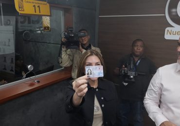 Carolina Mejía recibe la nueva cédula de identidad y electoral