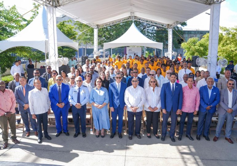 Leonel Fernández muestra su nueva cédula y afirma: “es la prueba de que el sistema funciona”