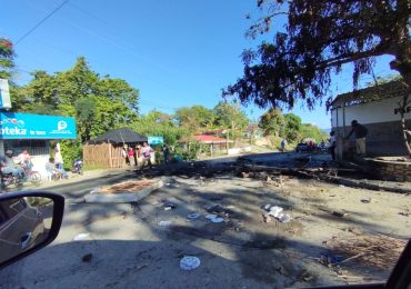 Comunitarios de Los Algarrobos, en Medina San Cristóbal, queman neumáticos en protesta por falta de asfaltado