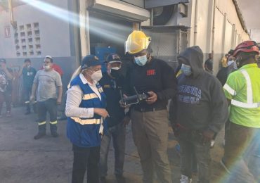 Sistema 911 coordina respuesta ante incendio en fábrica de plástico en Bajos de Haina