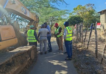 INDRHI interviene con brigada y equipo pesado el canal lateral La Enea, en Carrera de Yeguas en Las Matas de Farfán