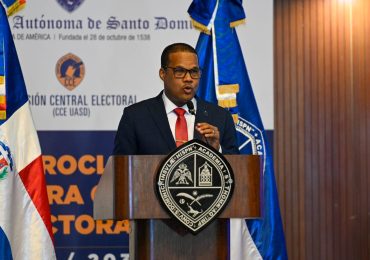 Con aires de innovación y continuidad Radhamés Silverio presenta candidatura a rector en la UASD