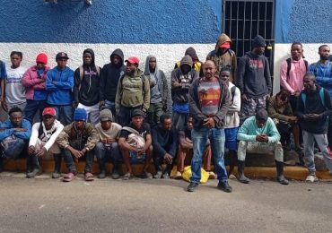 Video: Ejército detiene camionero que transportaba ocultos a 32 haitianos indocumentados en Santiago