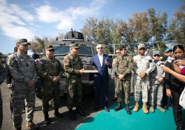 Presidente Abinader entrega equipos militares para fortalecer la seguridad nacional