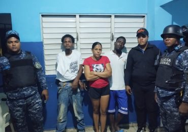 COMIPOL apresa tres hombres por lanzar piedras a conductores para atracarlos