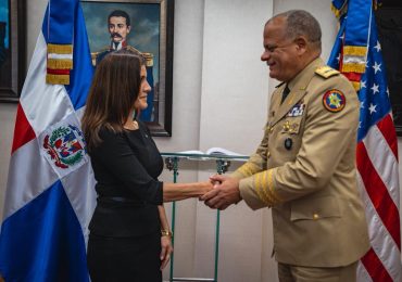 Embajadora de los Estados Unidos realiza visita oficial al ministro de Defensa