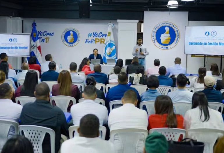 Manuel Conde imparte 1er módulo en diplomado de la escuela del PRM sobre Gestión Municipal