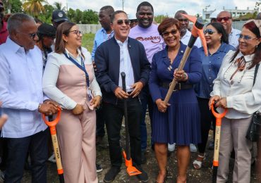 Directora del INAIPI y director de Infraestructura Escolar del MINERD dan primer picazo para nuevo Centro de Atención Integral en Boca Chica