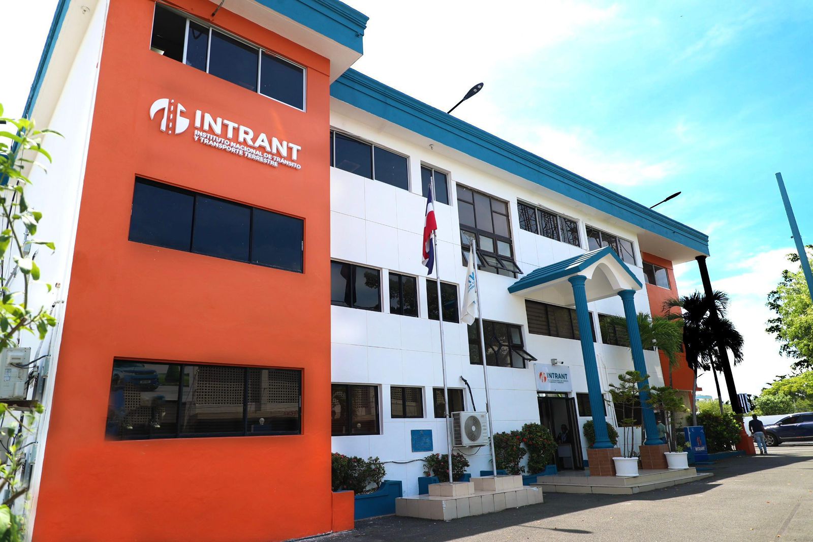 Instituto Nacional de Tránsito y Transporte Terrestre aclara que el cambio a la nueva licencia no es obligatorio si la actual está vigente