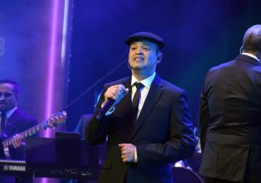 Alex Bueno rinde tributo a la mujer con el estreno del videoclip "Compañera"