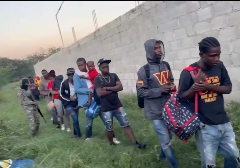 Video: Con unidades de drones Ejército localiza y detiene a 22 nacionales haitianos indocumentados en Dajabón