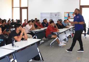 Comisionado de Béisbol imparte jornada educativa y motivacional a prospectos de los Diamondbacks