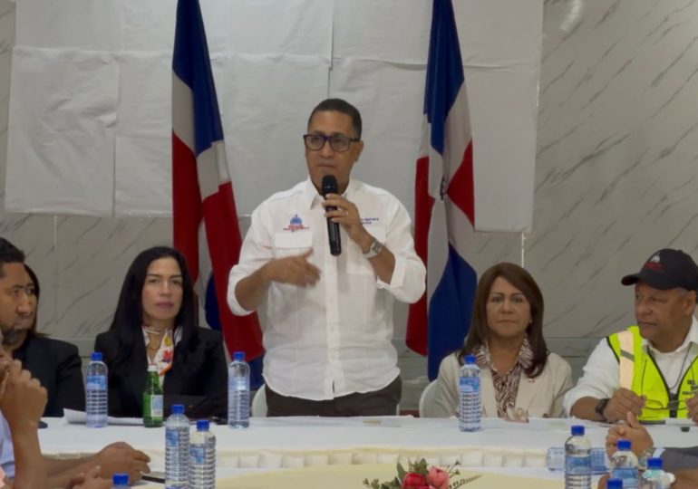 Roberto Herrera, Director de Infraestructura Escolar, realiza mesa de trabajo en Sánchez Ramírez