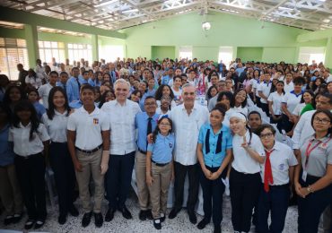 Presidente Luis Abinader y ministro Luis Miguel De Camps conversan con estudiantes sobre los avances del Gobierno en materia educativa