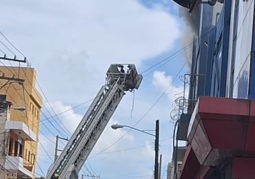 Tienda Garrido de la avenida Duarte es afectada por incendio