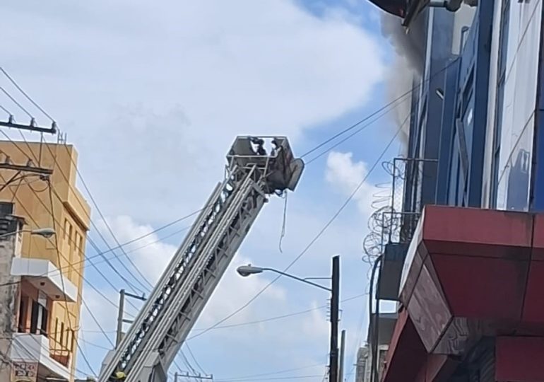 Tienda Garrido de la avenida Duarte es afectada por incendio