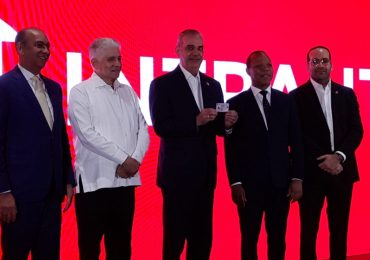 Presidente Abinader recibe la primera nueva Licencia de Conducir