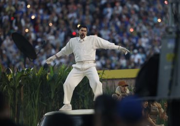 Bad Bunny agradece a cada empleado de Zara la camiseta que lució en la Super Bowl