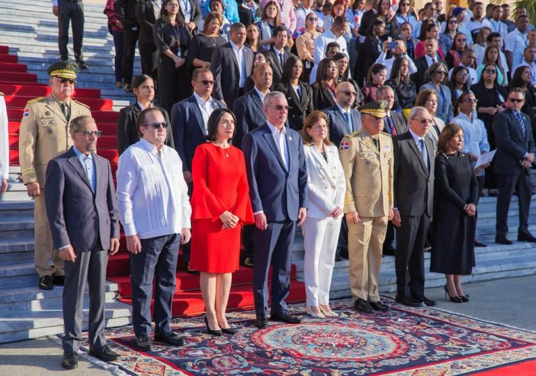 Abinader encabeza homenaje a la bandera nacional en el Palacio Nacional