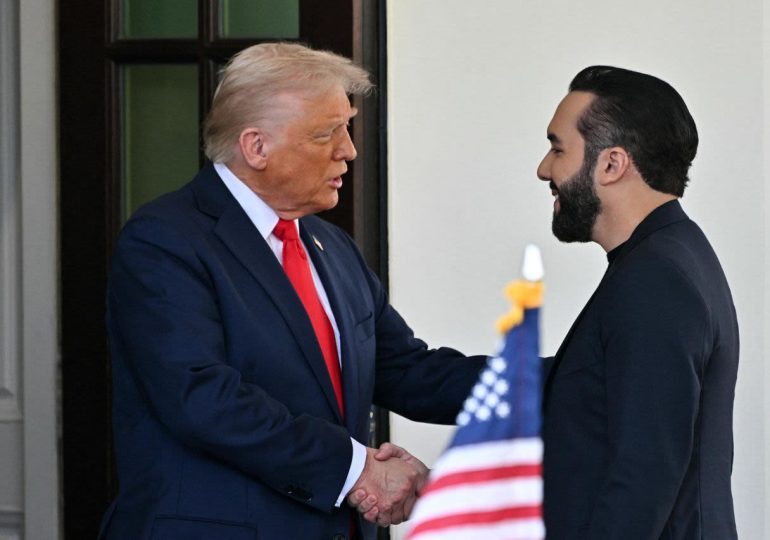 Trump elogia cárceles salvadoreñas y destaca a Bukele como aliado de EE. UU.