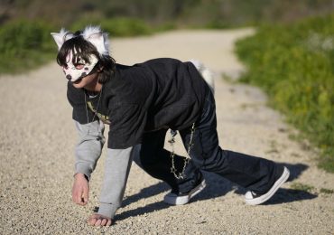 Jóvenes que se identifican y actúan como animales: llega a España el fenómeno 'therian'