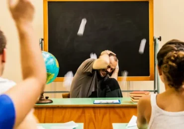 ¿Deben los estudiantes agredir a los maestros?