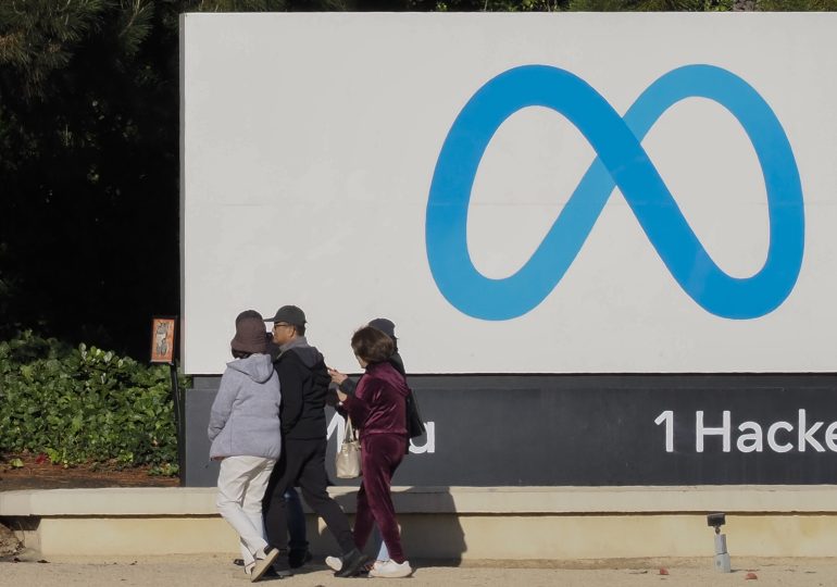 Millones de cuentas bloqueadas y multas: cómo prohíbe Australia las redes a menores de 16