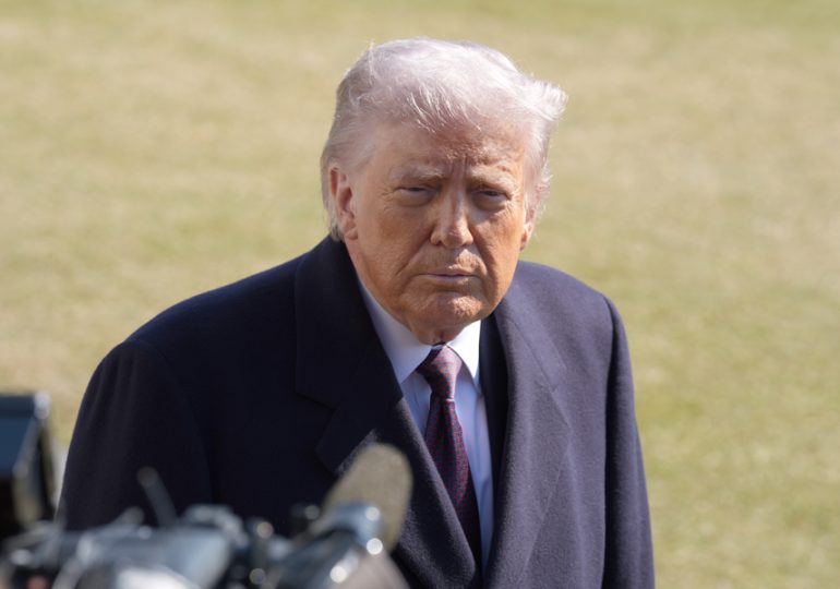 Trump afirma que no le gusta ver a Clinton declarar sobre Epstein ante el Congreso