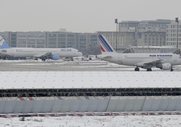 Los dos grandes aeropuertos de París reducirán sus vuelos entre el 20 % y 30 % por el frío