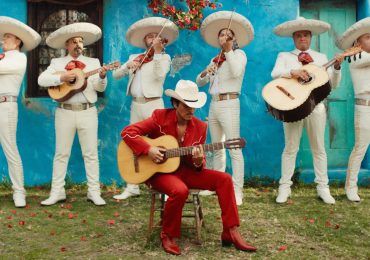 Mariachi de Guadalajara siente orgullo de 'abrazar' con Bruno Mars la cultura latina