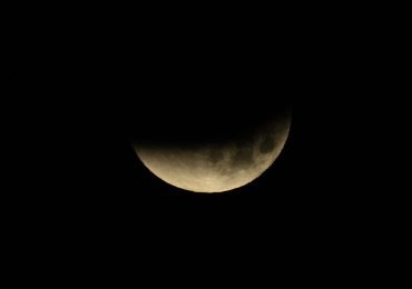 Un eclipse lunar total deja una 'Luna de sangre' desde Japón hasta América