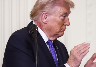 Trump luce un sarpullido en el cuello, que su médico atribuye a un tratamiento preventivo