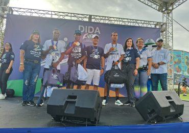 Más de 1,000 personas participan en "Caminata 5K por los derechos de la salud" en el 24 aniversario de la DIDA