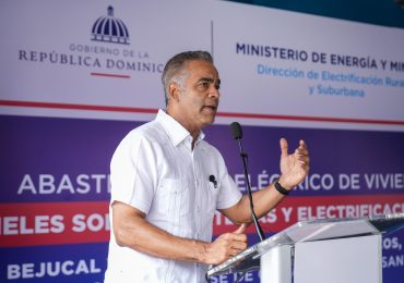 Ministro Joel Santos entrega proyecto de electrificación; anuncia más de 30 obras en Ocoa