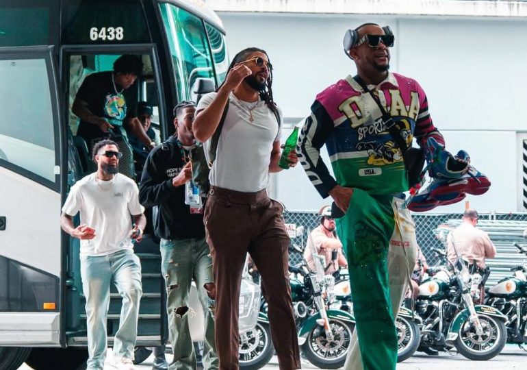 Con flow, estilo y elegancia jugadores dominicanos llegan a su primera práctica en Miami